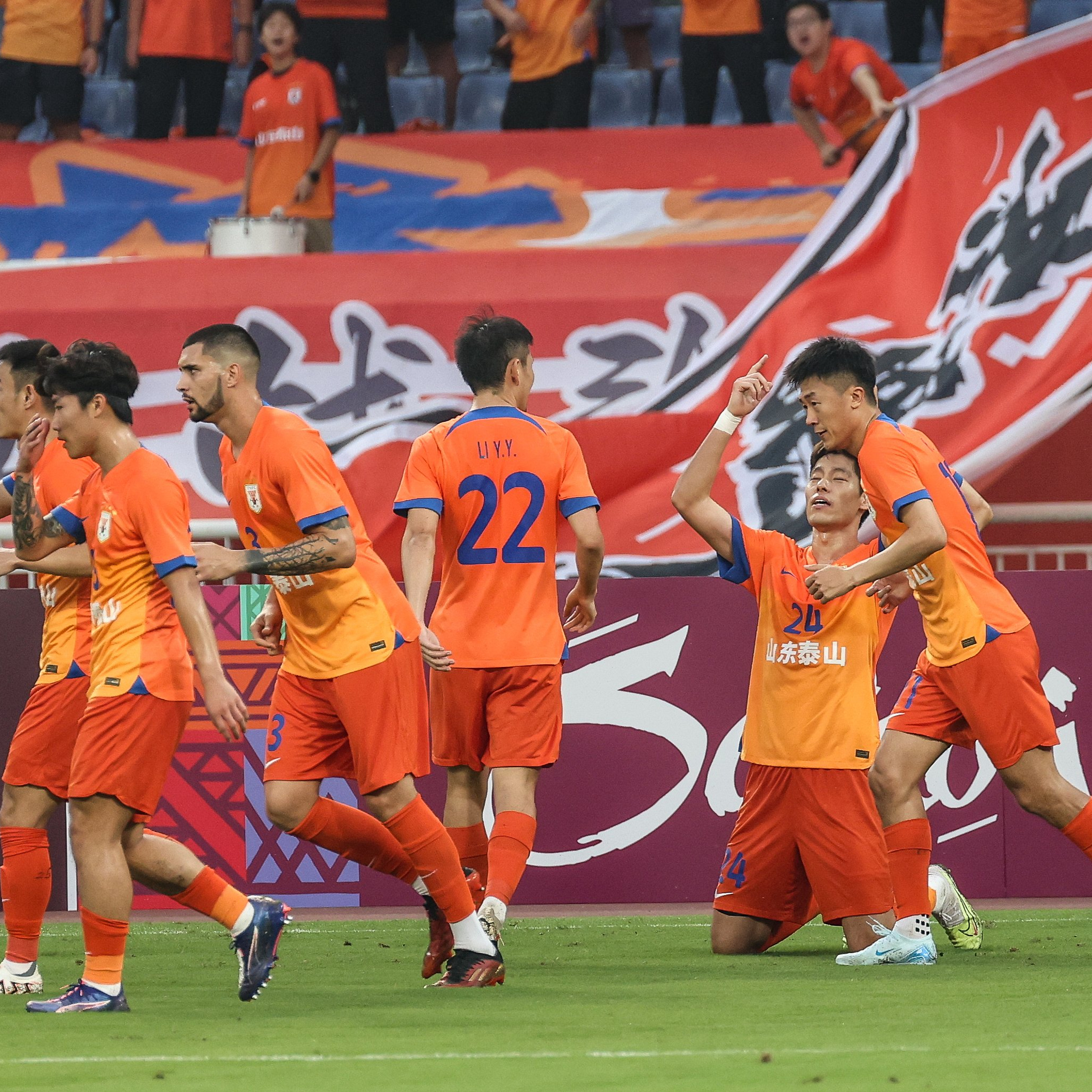 关于赛地聚焦：欧超杯今晚热度飙升，广州队防线松动，赛场秩序良好，轮换策略成焦点的信息