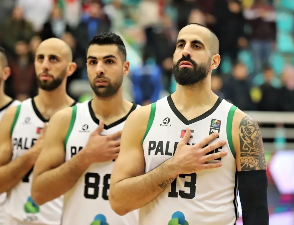 亚历山大晃过杰伦布朗 亚历山大晃过杰伦布朗